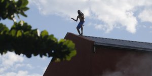 αντρας στη στεγη 