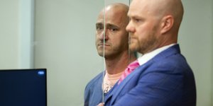 O κατηγορούμενος πιλότος αριστερά