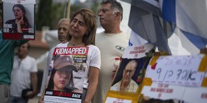 Γυναικα κρατά πλακάτ με φωτογραφία αγνοούμενης