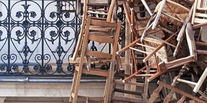 Οι ξύλινες καρέκλες που γέμισαν το παριζιάνικο αρχοντικό
