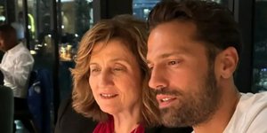 Ο Κωνσταντίνος Αργυρός με τη μητέρα του