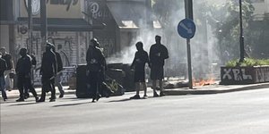 Επεισόδια από κουκουλοφόρους στην Πατησίων έξω από την ΑΣΟΕΕ