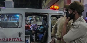 Ασθενοφόρο έξω από νοσοκομείο στην Ινδία