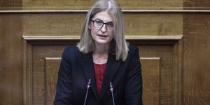 Δωρα Αυγέρη  κοκκινο μπορντο 