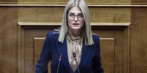 αυγερη με μπλε στη βουλη 