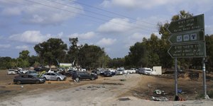 Αυτοκίνητα στον χώρο του ρέιβ πάρτι του Ισραήλ όπου επιτέθηκε η Χαμάς