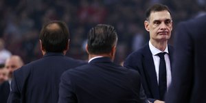 Ο Γιώργος Μπαρτζώκας μετά την ήττα του Ολυμπιακού στο ΣΕΦ