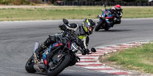 Οδηγούμε τις κορυφαίες BMW M 1000 RR/R στην πίστα των Σερρών