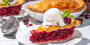 Λαχταριστή cherry pie με παγωτό βανίλια