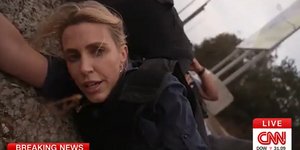 Ισραήλ: Η συγκλονιστική στιγμή που μία ρεπόρτερ του CNN μεταδίδει κρυμμένη σε τάφρο, γύρω της πέφτουν ρουκέτες
