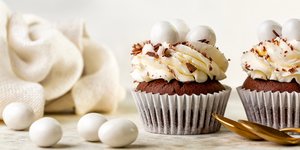 Λαχταριστά cupcakes με σαντιγί και κουφετάκια