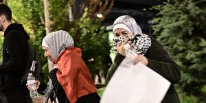 Δακρυγόνα χρησιμοποίησαν τα ΜΑΤ εναντίον της πορείας στην πρεσβεία του Ισραήλ υπέρ της Παλαιστίνης
