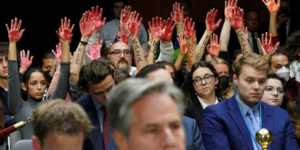 ΗΠΑ: Διαδηλωτές με βαμμένα κόκκινα χέρια διέκοψαν ακρόαση του ΥΠΕΞ Άντονι Μπλίνκεν για το Μεσανατολικό