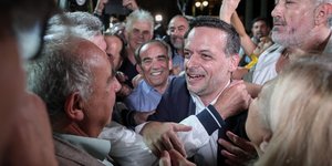 Ο Χάρης Δούκας στο εκλογικό κέντρο μετά την εκλογή του ως δήμαρχος Αθηναίων