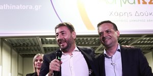 Νίκος Ανδρουλάκης και Χάρης Δούκας χαμογελούν αγκαλιασμένοι