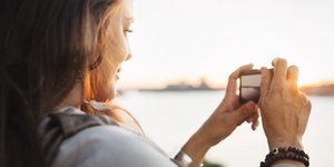 Γυναίκα κοιτάζει στην κάμερά της