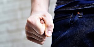 H μάστιγα των επιθέσεων και των δολοφονιών με μαχαίρι
