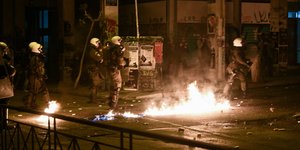 Επίθεση σε ΜΑΤ με βόμβες μολότοφ