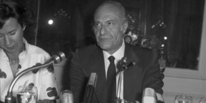 Οδυσσεας Ελύτης με μικροφωνα 