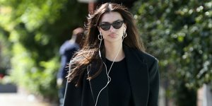 Η Έμιλι Ρατακόφσκι με μαύρο παλτό