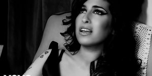 Η Έιμι Γουάινχαουζ στο βίντεο κλιπ του «Back to Black»