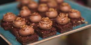 Επιδόρπιο - Σοκολατένια βάση με φουντούκι, bitter mousse, καραμέλα toffee & καραμελωμένο φουντούκι με πραλίνα