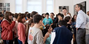 Η συνάντηση μαθητών δημοτικού με τον πρωθυπουργό Κυριάκο Μητσοτάκη 