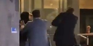 Επιτέθηκαν με ομπρέλα στον Ολλανδό ακροδεξιό ηγέτη Τιερί Μποντέ