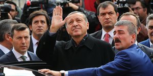 Ο Τούρκος πρόεδρος Ρετζέπ Ταγίπ Ερντογάν περιστοιχισμένος από σωματοφύλακές του