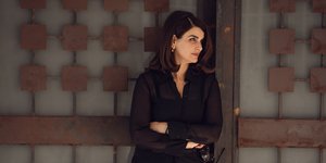 Η Εύα Νάθενα με μαύρο πουκάμισο