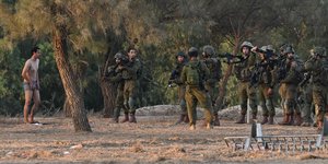 Η στιγμή που ο ισραηλινός στρατός εντοπίζει ένοπλο της Χαμάς κρυμμένο στο φεστιβάλ 