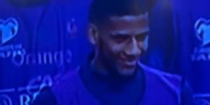 Ο Τοντιμπό της εθνικής Γαλλίας γελάει κατά την τήρηση ενός λεπτού σιγής