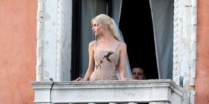 H Anya Tailor με το νυφικό της στη Βενετία