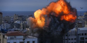 Έκρηξη σε κτήριο στη Λωρίδα της Γάζας από αεροπορική επίθεση ισραηλινών-φωτογραφία AP Images