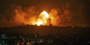 Ισραηλινά μαχητικά βομβαρδίζουν στόχους της Χαμάς στη Γάζα