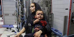 O απόηχος του βομβαρδισμού του νοσοκομείου στη Γάζα - Τραυματισμένη μητέρα με παιδί