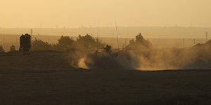 Ισραηλινό τεθωρακισμένο όχημα μεταφοράς προσωπικού κινείται κοντά στα σύνορα με τη Λωρίδα της Γάζας/