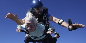 Η γιαγιά Ντόροθι Χόφνερ, 104 ετών, έκανε ελεύθερη πτώση στο Ιλινόις