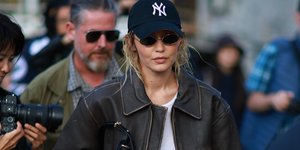 Η Τζίτζι Χαντίντ με το δερμάτινο Mango τζάκετ