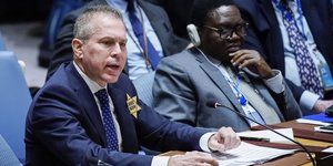 Ο πρέσβης του Ισραήλ στα Ηνωμένα Έθνη Gilad Erdan φοράει ένα κίτρινο αστέρι του Δαβίδ