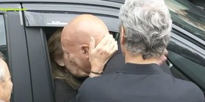 Συγκλονιστική στιγμή: Γκάλης και Γιούλα Ιωαννίδη αγκαλιάζονται και κλαίνε για τον χαμό του «Ξανθού»