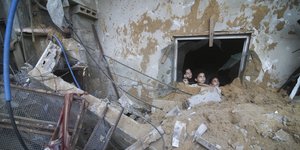 παραθυρο παιδικα κεφαλια 