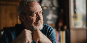 Γρηγόρης Βαλτινός: «Επεσα σαν καμικάζι πάνω στο θέατρο και είπα ή θα ζήσω ή θα σκοτωθώ»