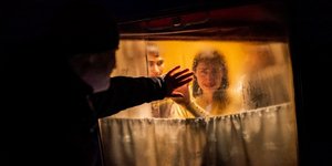 γυναικα κλαιει τζαμι 