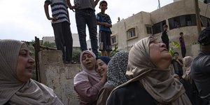 γυναικες με μαντιλια κοιτουν ψηλα