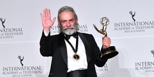 Ο Haluk Bilginer kκέρδισε Βραβείο Emmy στις 25 Νοεμβρίου 2019 στη Νέα Υόρκη