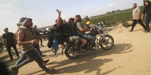 Παλαιστίνιοι οδηγούν Ισραηλινή όμηρο στη Λωρίδα της Γάζας