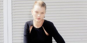 γυναίκα με μαύρα ρούχα