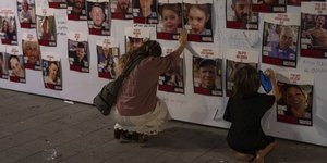 Τοίχος στο Τελ Αβίβ με τις φωτογραφίες Ισραηλινών αγνοούμενων και ομήρων της Χαμάς 