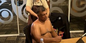 O ιδιοκτήτης της AirAsia την ώρα που του κάνουν μασάζ